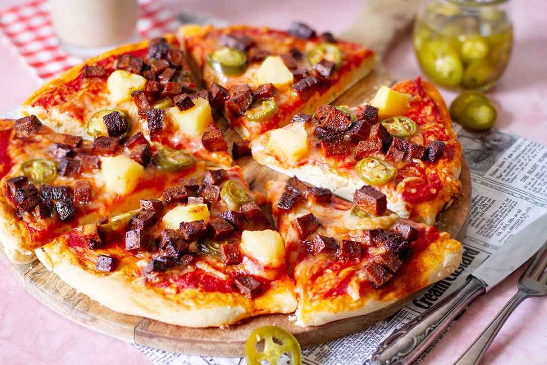 Pizza Veganuary de bacon crujiente y jalapenos Sebastian Schwarz-Simply