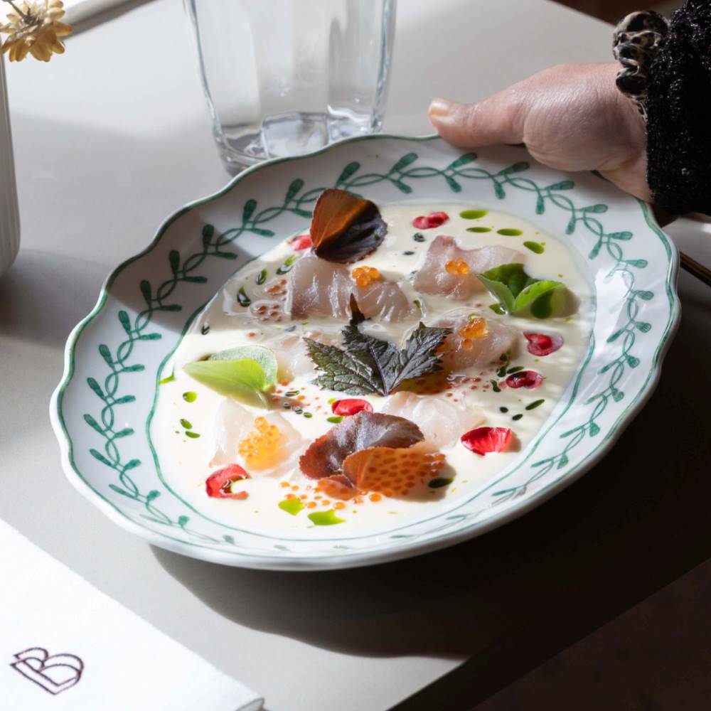 Guía Michelin Pescado azul ahumado con gazpachuelo de yuzu y huevas de trucha, uno de esos platos con los que Juanlu Fernández conquista nuestro paladar. © Bina Bar