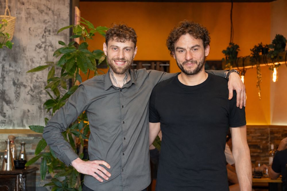 Niccolò y Alessandro encargados de La Milanese, Milanesa Gourmet