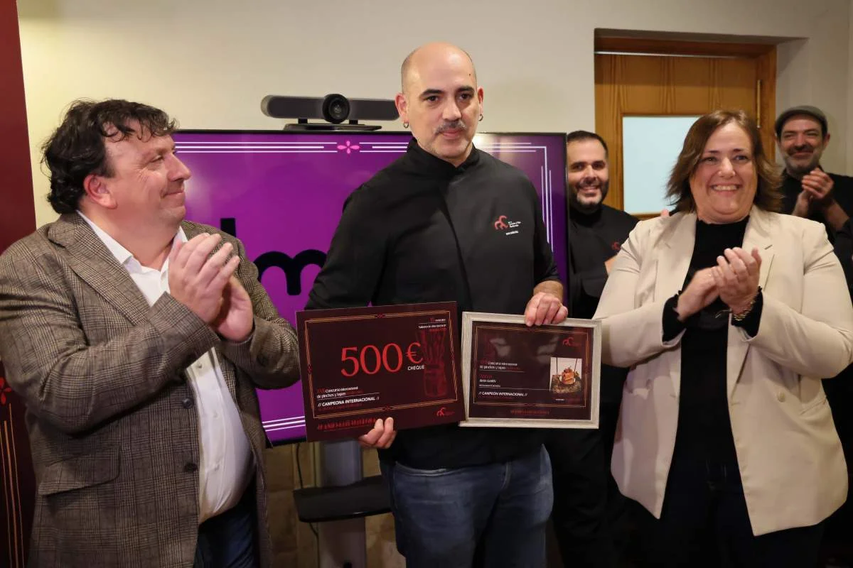 Iban Garingana en Almazan 2025. Recibe el premio.