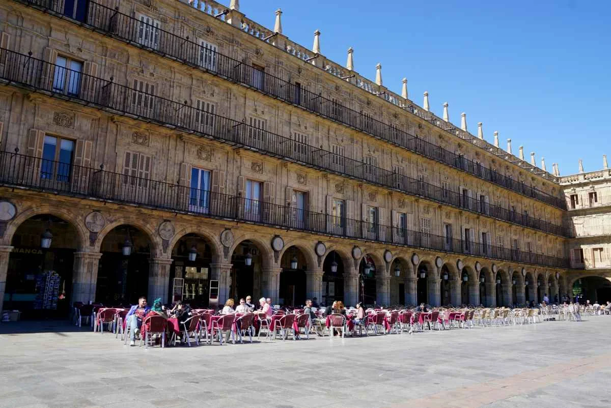 grupo de amigos brindando en Salamanca