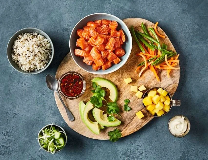 Día Mundial del Poke. Poke con Salmón de Noruega y otros ingredientes saludables