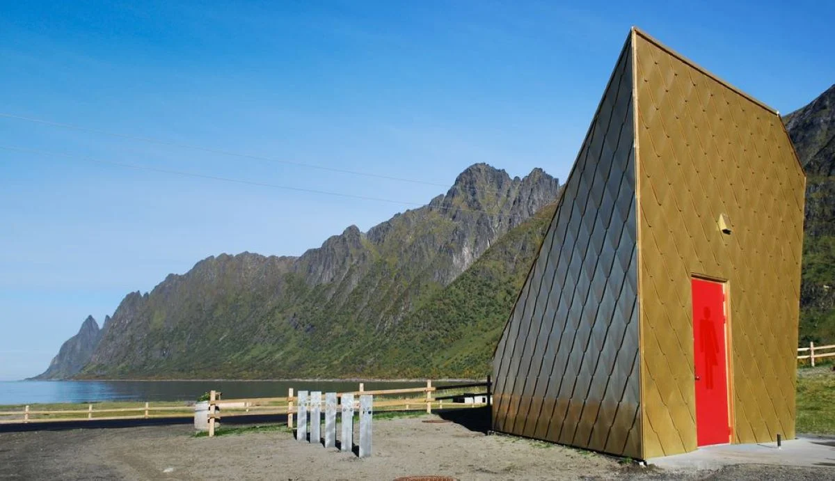 Noruega Golden Toilet at Ersfjordstranda Photo Hugo Fagermo Statens vegvesen
