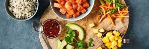 Día Mundial del Poke. Poke con Salmón de Noruega y otros ingredientes saludables