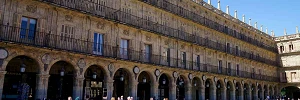 grupo de amigos brindando en Salamanca
