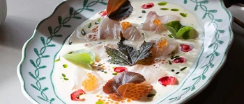 Guía Michelin Pescado azul ahumado con gazpachuelo de yuzu y huevas de trucha, uno de esos platos con los que Juanlu Fernández conquista nuestro paladar. © Bina Bar