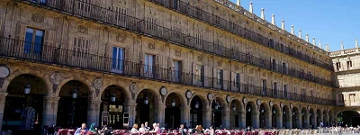 grupo de amigos brindando en Salamanca