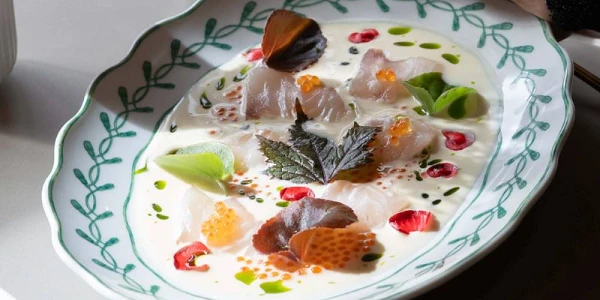 Guía Michelin Pescado azul ahumado con gazpachuelo de yuzu y huevas de trucha, uno de esos platos con los que Juanlu Fernández conquista nuestro paladar. © Bina Bar