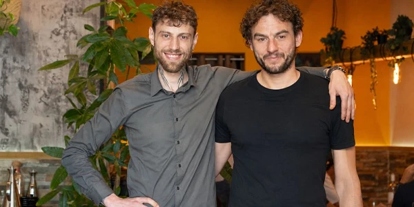 Niccolò y Alessandro encargados de La Milanese, Milanesa Gourmet
