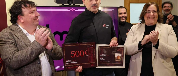 Iban Garingana en Almazan 2025. Recibe el premio.